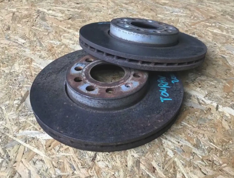 Опорный диск от Volkswagen Touran, 2006-2010г, передний